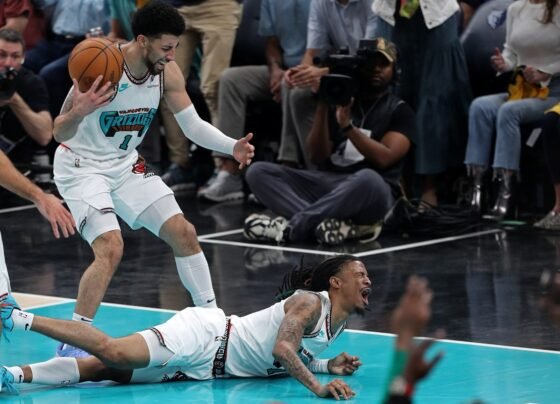 Imagem colorida de Ja Morant no chão - Metrópoles