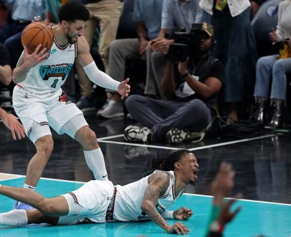 Imagem colorida de Ja Morant no chão - Metrópoles
