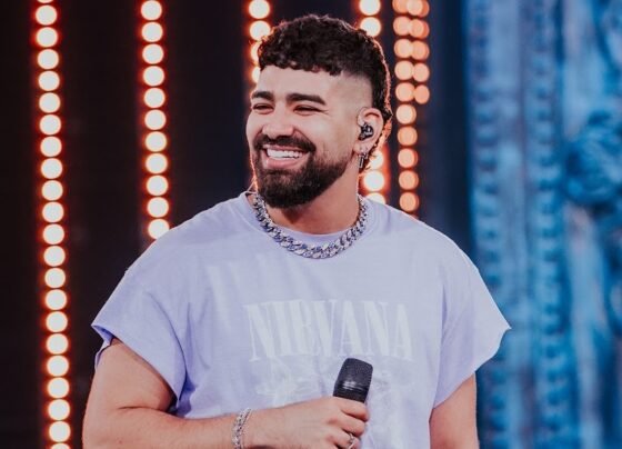 Dilsinho apresenta sucessos da carreira em Goiânia