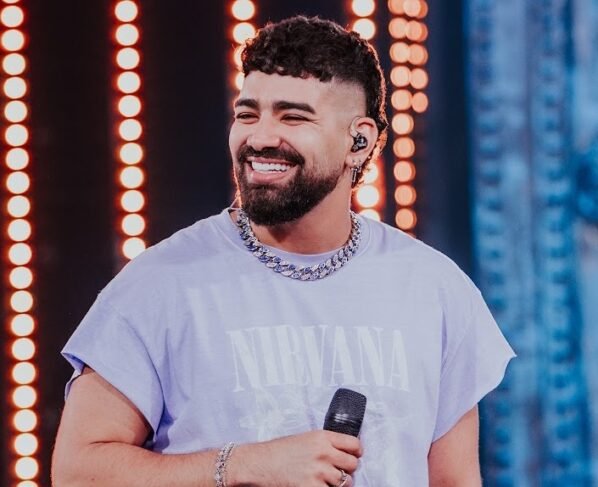 Dilsinho apresenta sucessos da carreira em Goiânia