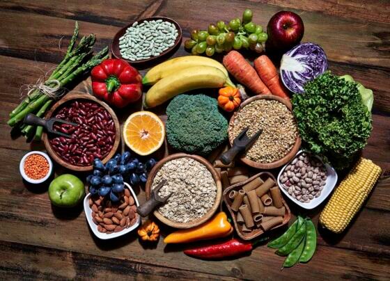 Temas de alimentos saudáveis ​​e dietéticos. Vista de cima da mesa de vegetais frescos e legumes em uma mesa de madeira rústica. A comida é rica em fibras, ideal para dieta e alimentação saudável. Metrópoles