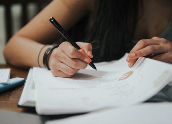 Estudante se preparando para a prova
