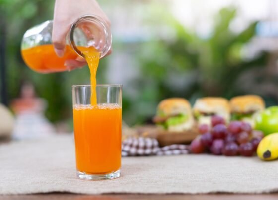 Foto colorida de um suco detox - Metrópoles