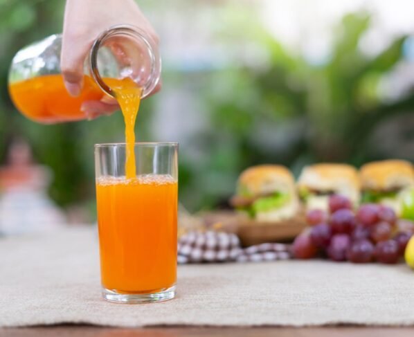 Foto colorida de um suco detox - Metrópoles