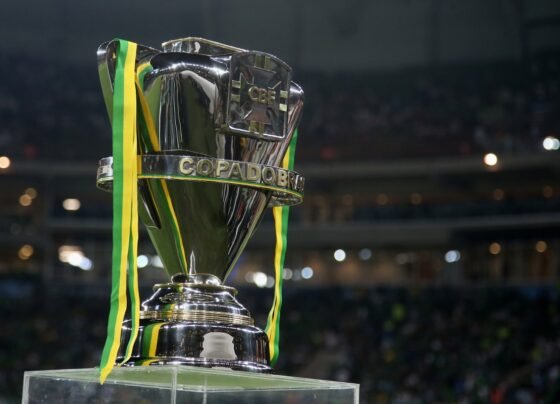 Foto colorida da Taça da Copa do Brasil - Metrópoles