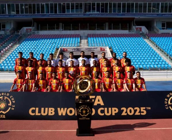 Imagem colorida do elenco do Esperánce para o Mundial de Clubes - Metrópoles