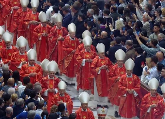 Cardeais entram na Capela Sistina para início do conclave
