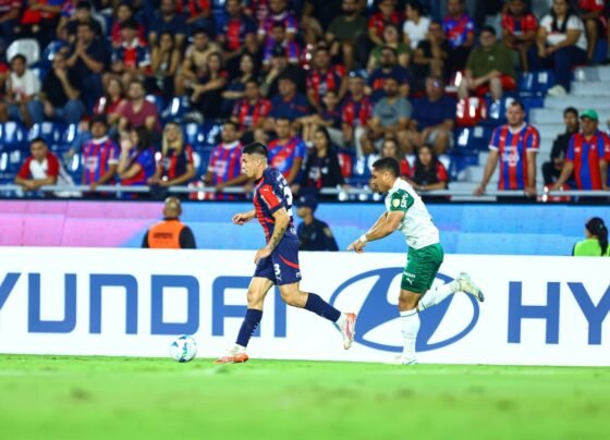 Imagem colorida de jogadores de Cerro e Palmeiras - Metrópoles