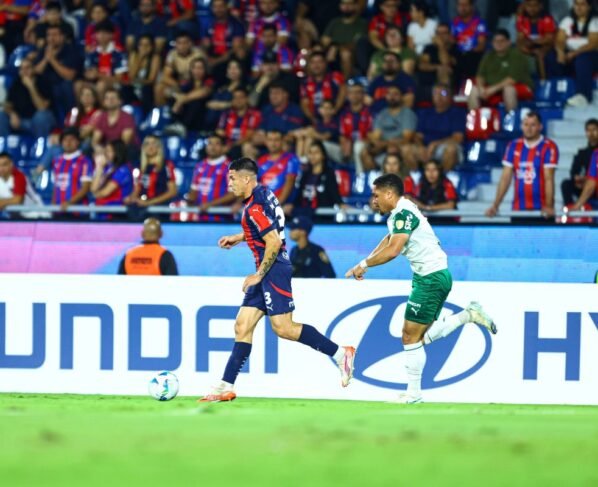 Imagem colorida de jogadores de Cerro e Palmeiras - Metrópoles