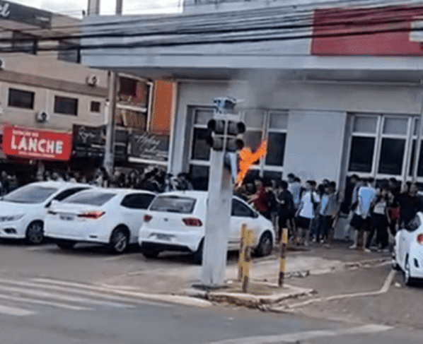 Estudantes de escola pública de Taguatingam protestam após coordenador ser acusado de assédio