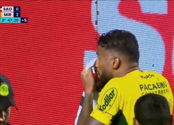 Imagem colorida do jogador Reinaldo em comemoração