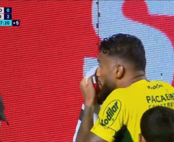 Imagem colorida do jogador Reinaldo em comemoração