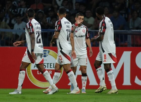 Imagem colorida dos jogadores do Flamengo comemorando gol - Metrópoles