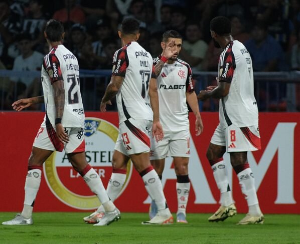 Imagem colorida dos jogadores do Flamengo comemorando gol - Metrópoles