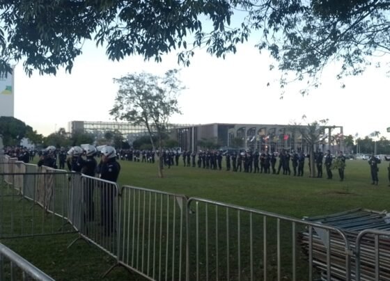 O cordão humano foi montado ao fim do ato