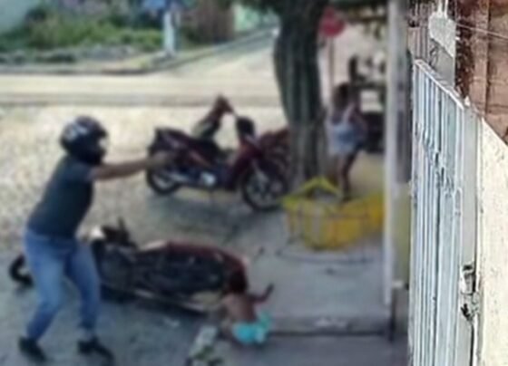 Homem de capacete atirando