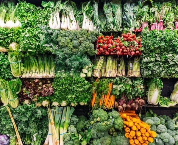 Prateleira de supermercado com folhas e legumes expostos - vegetais - hortaliças - vida saudável - pressão alta