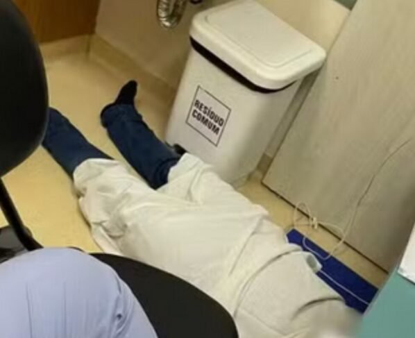Aluno descansa deitado no chão