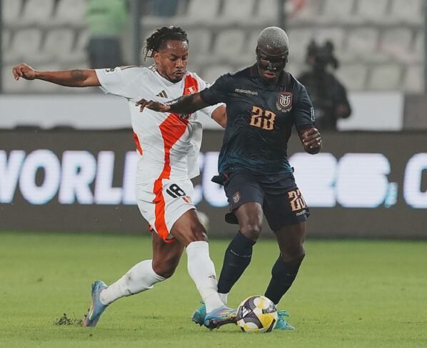 Imagem colorida de jogadores de Equador e Peru - Metrópoles