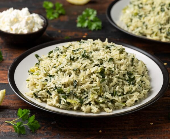 Imagem colorida de prato com arroz e espinafre - Metrópoles