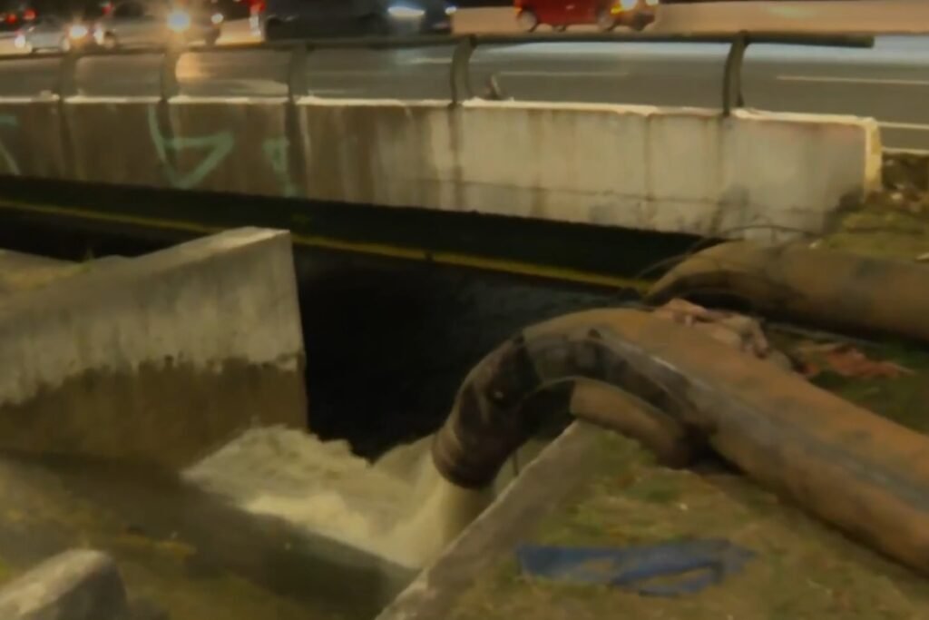 Imagem colorida de esgoto sendo despejado no rio Tietê
