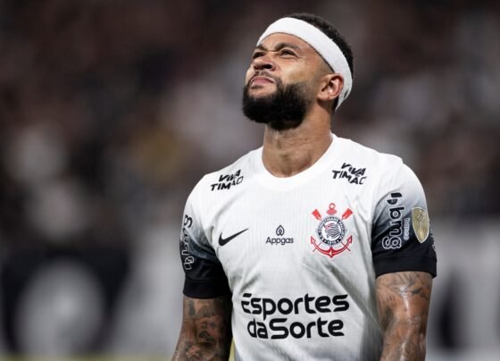 Foto colorida de Memphis Depay, atacante do Corinthians, em jogo da Libertadores 2025 - Metrópoles