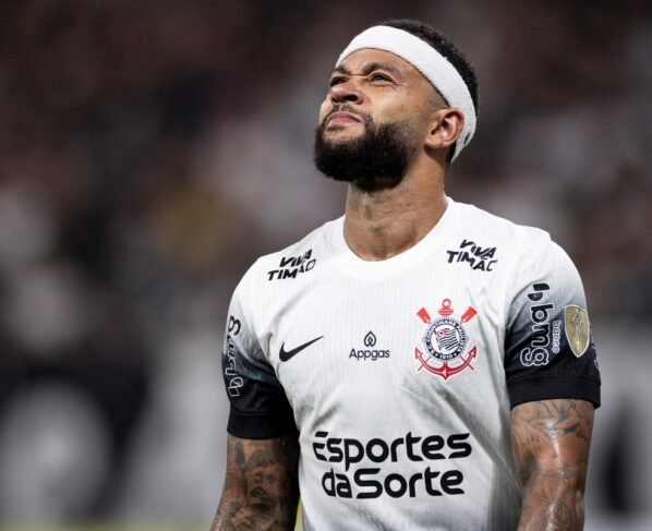 Foto colorida de Memphis Depay, atacante do Corinthians, em jogo da Libertadores 2025 - Metrópoles
