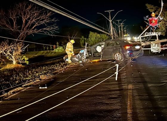 Motorista derrubou poste de iluminação pública