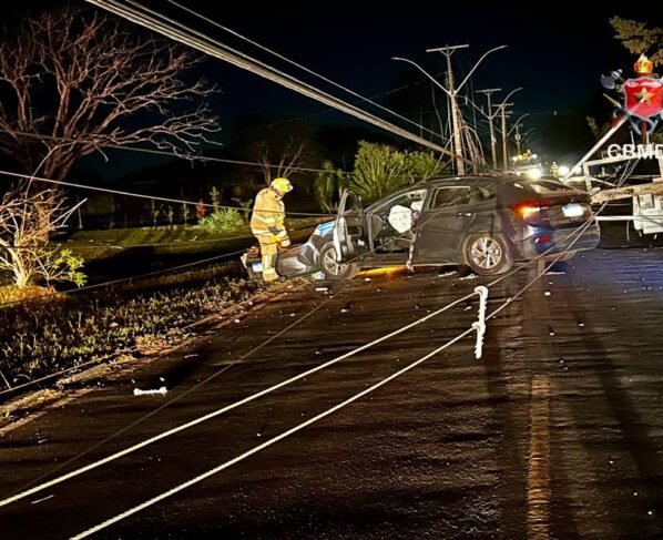 Motorista derrubou poste de iluminação pública