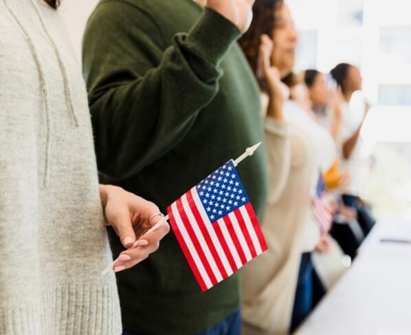 Imagem de pessoa com a bandeira dos Estados Unidos - Metrópoles