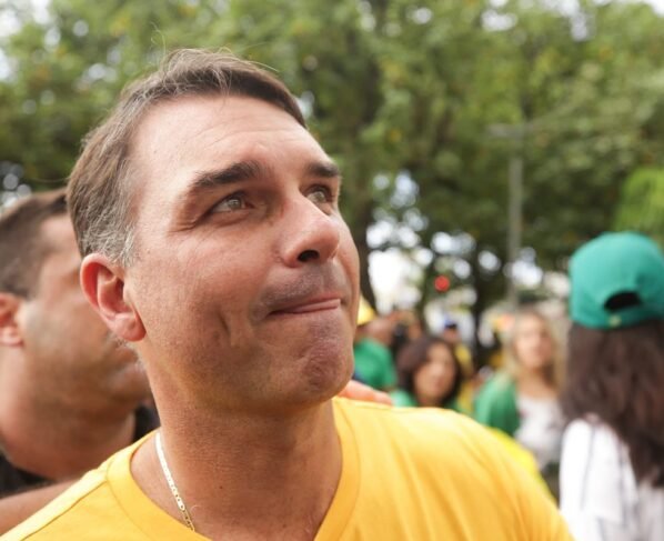 Flávio Bolsonaro (PL-RJ) durante manifestação bolsonarista no Rio de Janeiro (RJ) - Metrópoles