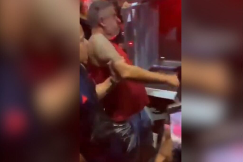 Imagem colorida de homem com blusa vermelha