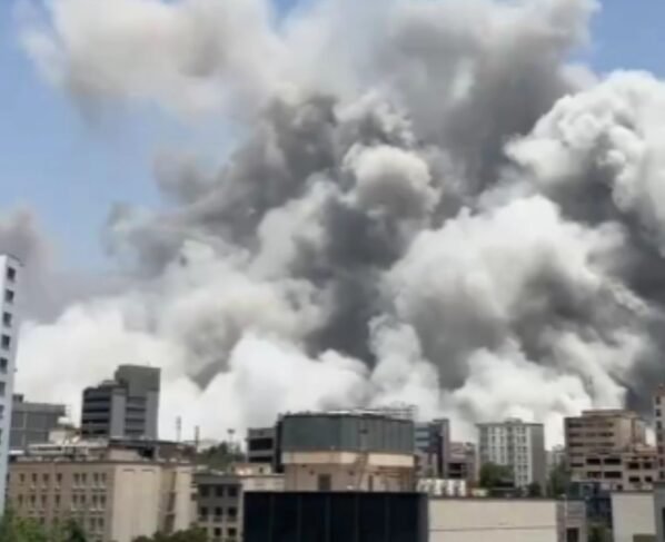 Foto colorida e fumaça branca em Teerã após ataques israelenses - Metrópoles