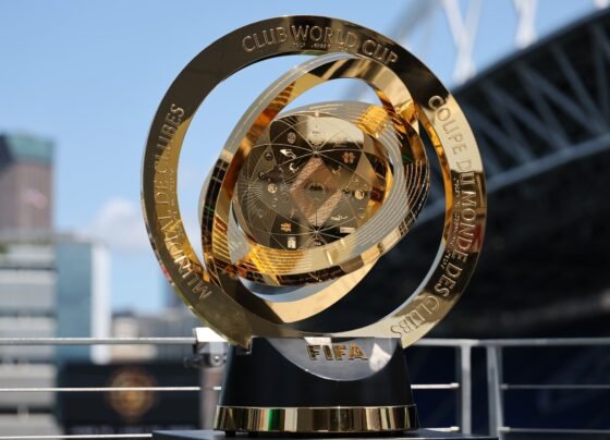 Foto colorida da taça da Copa do Mundo de Clubes - Metrópoles