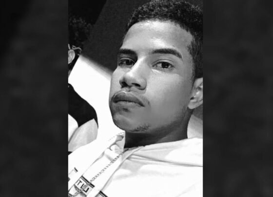 Jovem desaparecido é encontrado morto no DF. Pheterson Rodrigues estava desaparecido e a família bsucava por ele. Jovem de casaco branco com um fundo preto atrás dele - Metrópoles
