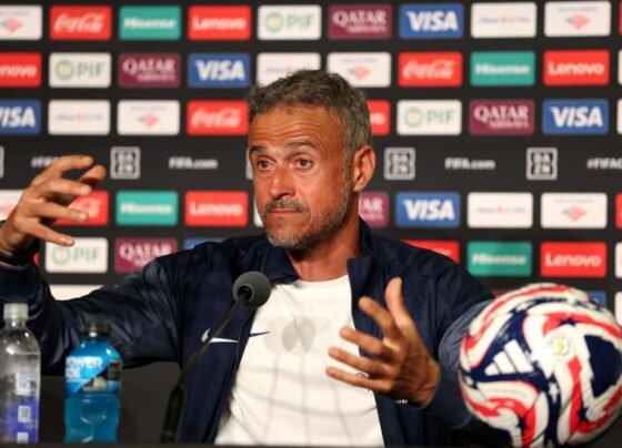 Imagem colorida de Luis Enrique em entrevista coletiva - Metrópoles