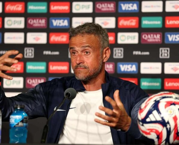 Imagem colorida de Luis Enrique em entrevista coletiva - Metrópoles