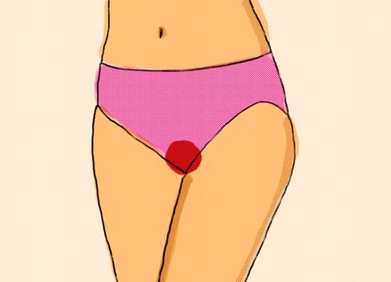Ilustração de pessoa menstruando usando calcinha rosa - Metrópoles