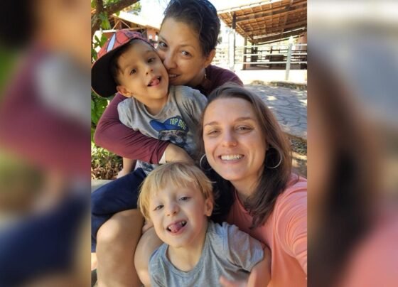 Foto da família e Manu e Priscilla que estão juntas ha 17 anos.