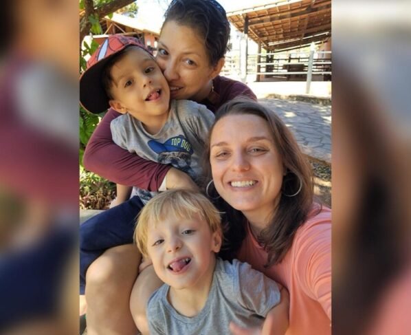 Foto da família e Manu e Priscilla que estão juntas ha 17 anos.
