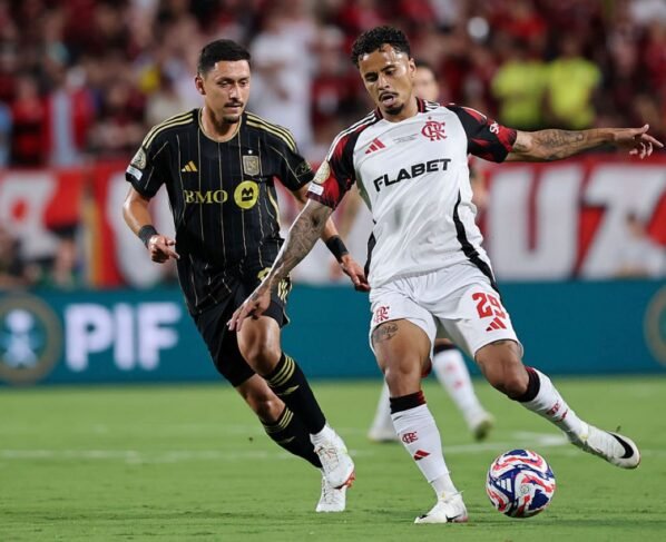 Foto colorida do jogo do Flamengo x LAFC - Metrópoles