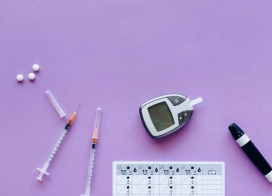 Utensílios de medição de diabetes em fundo roxo - Metrópoles