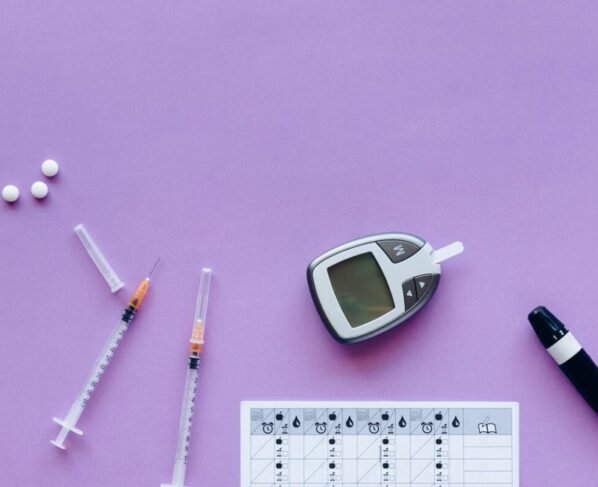 Utensílios de medição de diabetes em fundo roxo - Metrópoles