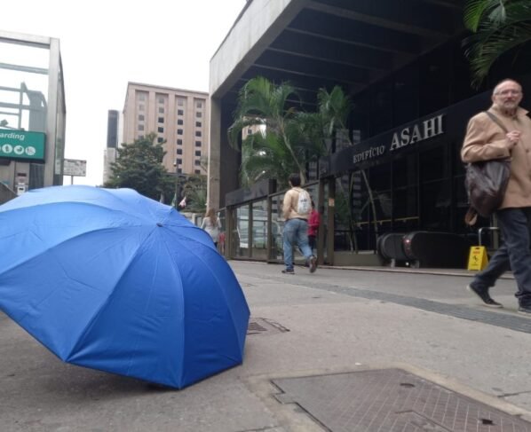 Imagem mostra pessoas em dia frio em São Paulo - Metrópoles
