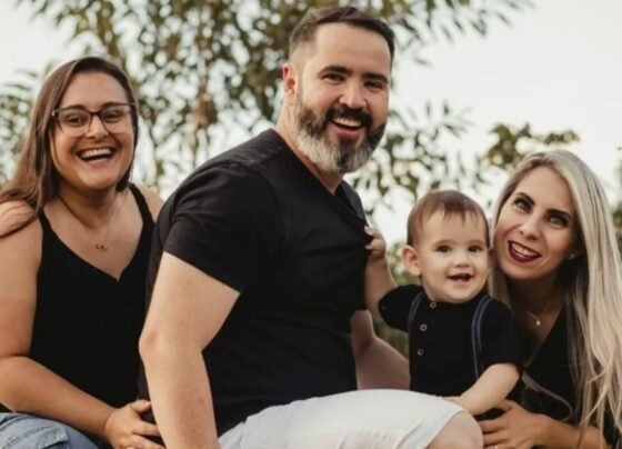 Foto colorida de trisal com o filho registrado