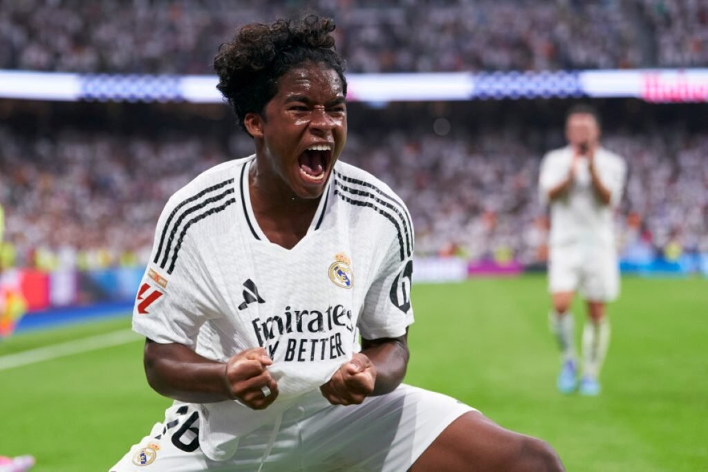 Imagem colorida de Endrick após marcar seu primeiro gol com o Real Madrid- Metrópoles