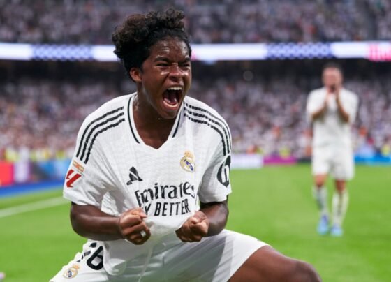 Imagem colorida de Endrick após marcar seu primeiro gol com o Real Madrid- Metrópoles