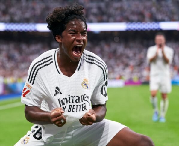 Imagem colorida de Endrick após marcar seu primeiro gol com o Real Madrid- Metrópoles