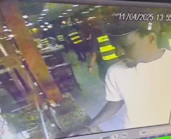 Comerciante senegalês paga conta em restaurante antes de ser morto por PMs - Metrópoles