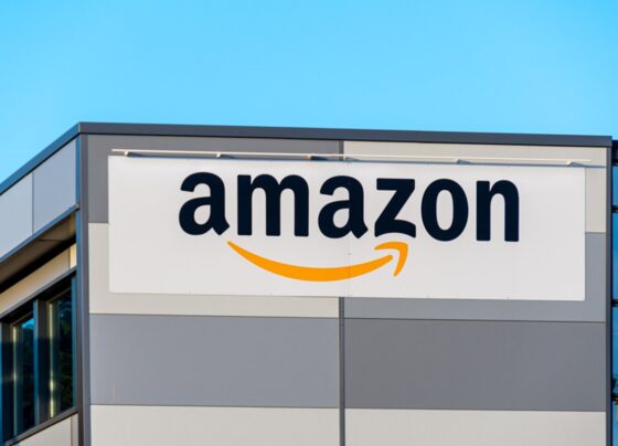 Imagem de fachada de unidade da Amazon nos EUA - Metrópoles